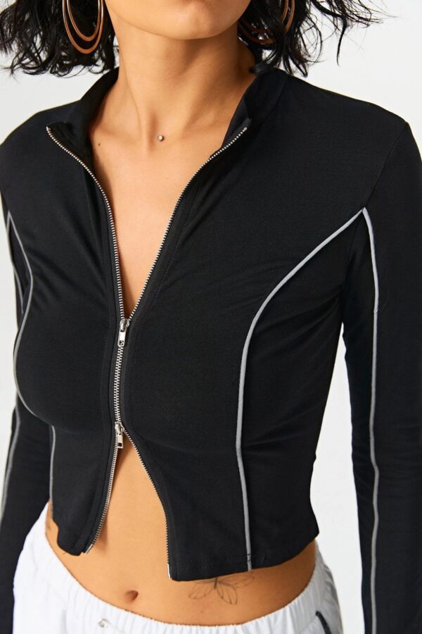 2023 Women's Contrasting Color Line Standing Collar Wears Knitted Shirts - Image 2