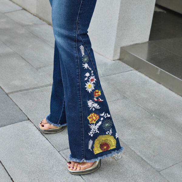 Foot Stitching Embroidery Frayed Hem Jeans - Image 5